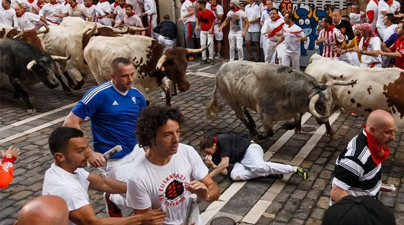 «Ματωμένη πρεμιέρα» για το Pamplona festival – Τρεις τραυματίες στην κούρσα με τους ταύρους (βίντεο)